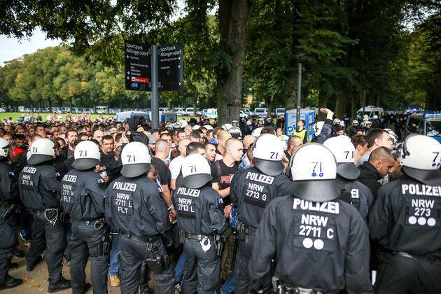 Die Polizei Sichert Das Gelaende Beim Eintreffen Der Fans Aus Belgrad 1 Fc Koeln Roter Stern