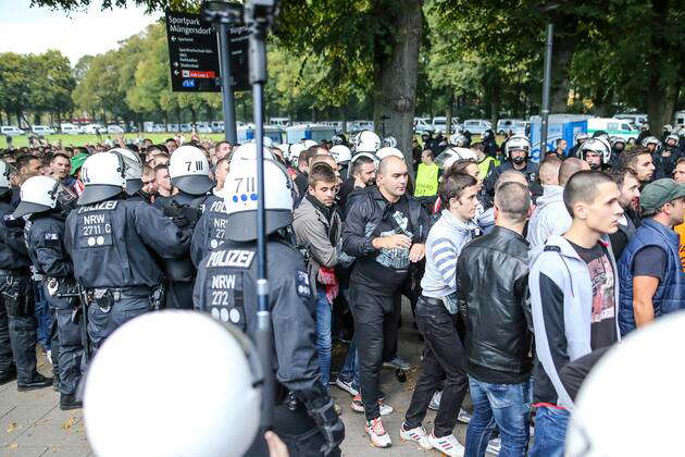 Die Polizei Sichert Das Gelaende Beim Eintreffen Der Fans Aus Belgrad 1 Fc Koeln Roter Stern