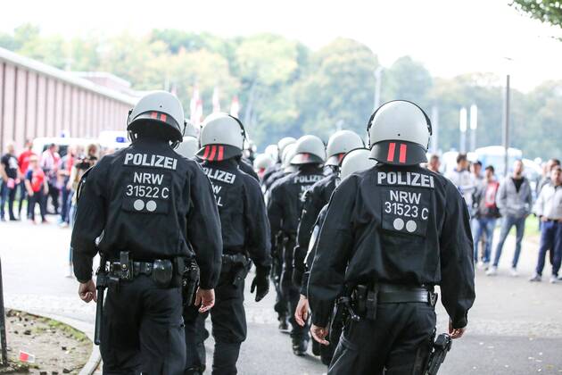 Die Polizei Sichert Das Gelaende Beim Eintreffen Der Fans Aus Belgrad 1 Fc Koeln Roter Stern