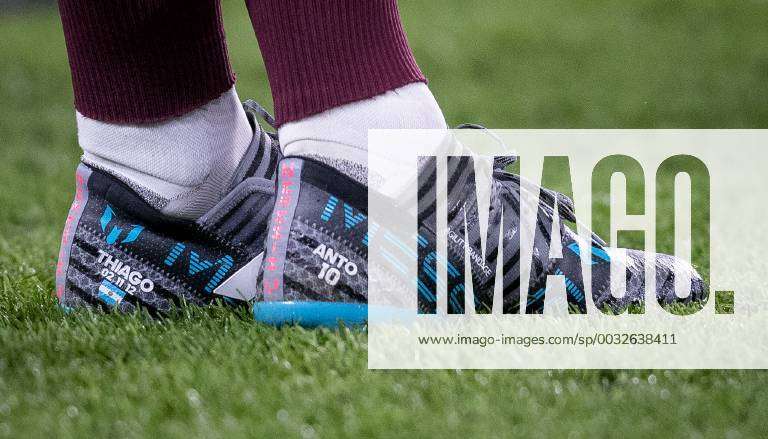 cama Oblea exagerar The personalised Adidas Nemeziz football boots of Lionel Messi of Barcelona  displaying ANTO 10 & THI
