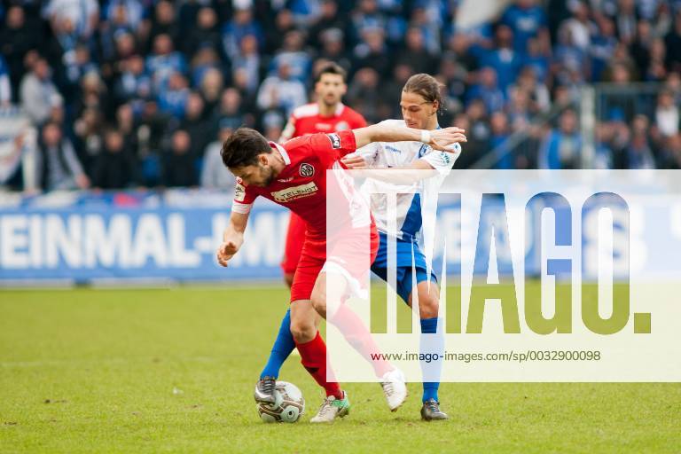 Sascha Traut (Nr. 17 VfR Aalen) gegen Tobias Schwede (Nr. 15 FC ...