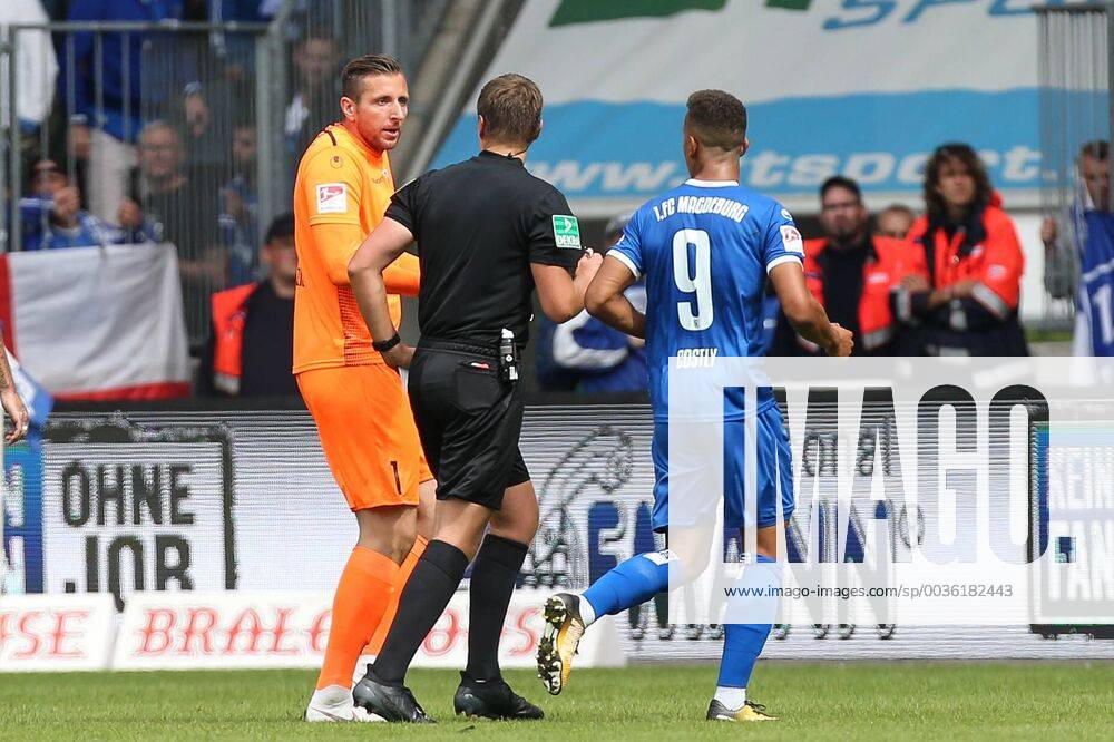 Torwart Jasmin Fejzic (1. FC Magdeburg) diskutiert mit Referee Thorben ...