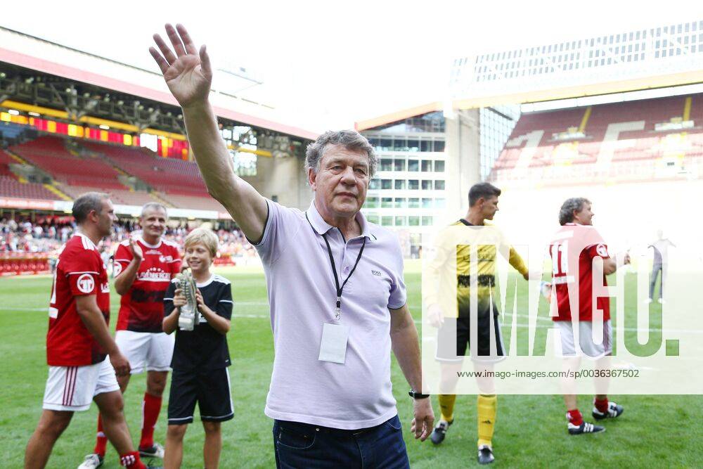 Otto Rehagel (Trainer FCK Meister Team 1998) winkt den Fans zu, FCK ...