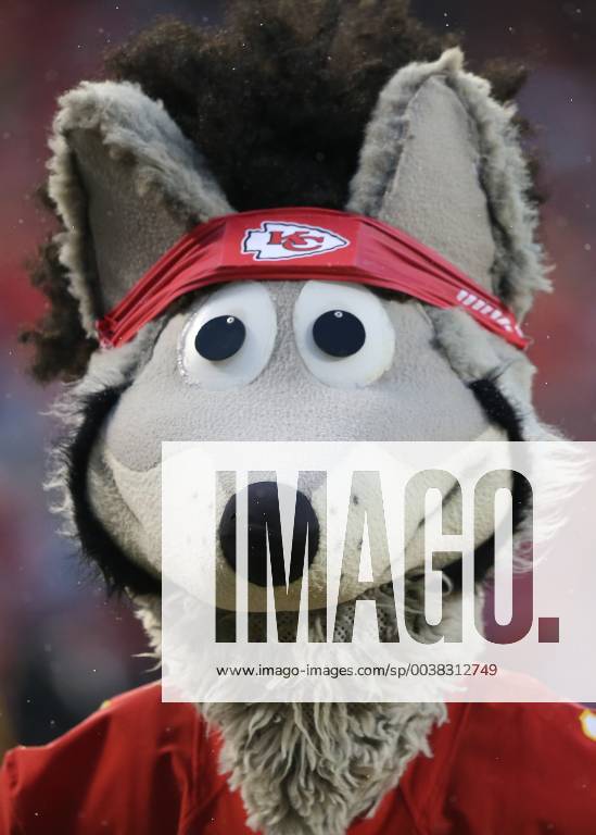 Super Bowl LVII: How Kansas City Chiefs mascot KC Wolf nearly died on the  job - Los Angeles Times