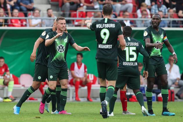 Goal celebration scorer Yannick Gerhardt VfL Wolfsburg,31 scores 4 0 1 ...