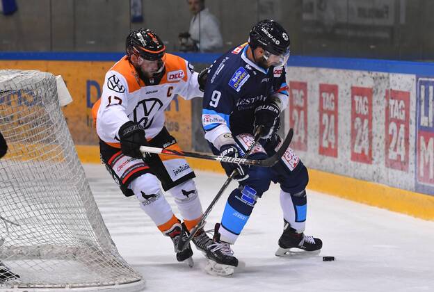 from right Jordan Knackstedt 9, Dresden , Julian Wäser Weißwasser ...