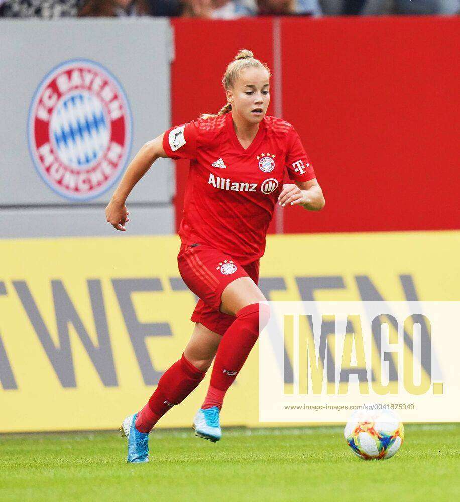 CORRECTION PLAYER NAME Bayern's Giulia Gwinn heads the ball during