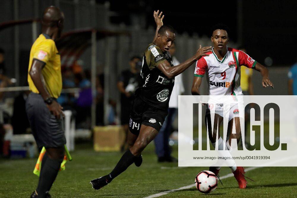 Abdiel Ayarza (L) of Club Atletico Independiente (CAI) of Panama fights for  the ball with Abraham