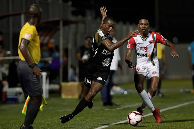 Abdiel Ayarza (L) of Club Atletico Independiente (CAI) of Panama fights for  the ball with Abraham