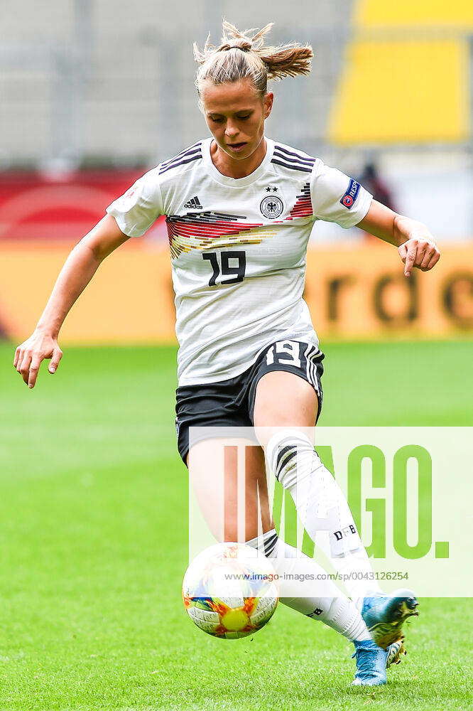 Klara Bühl Germany, 19 on the ball, game scene, clipping, full body ...