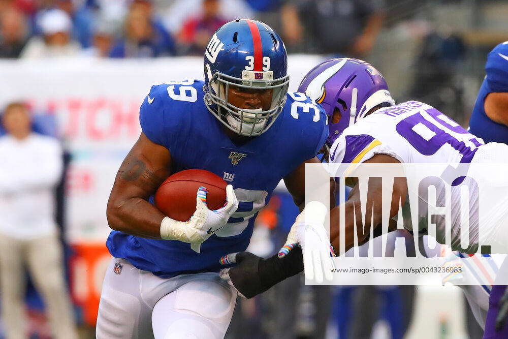 EAST RUTHERFORD, NJ - OCTOBER 06: New York Giants running back Elijhaa Penny  (39) runs during the