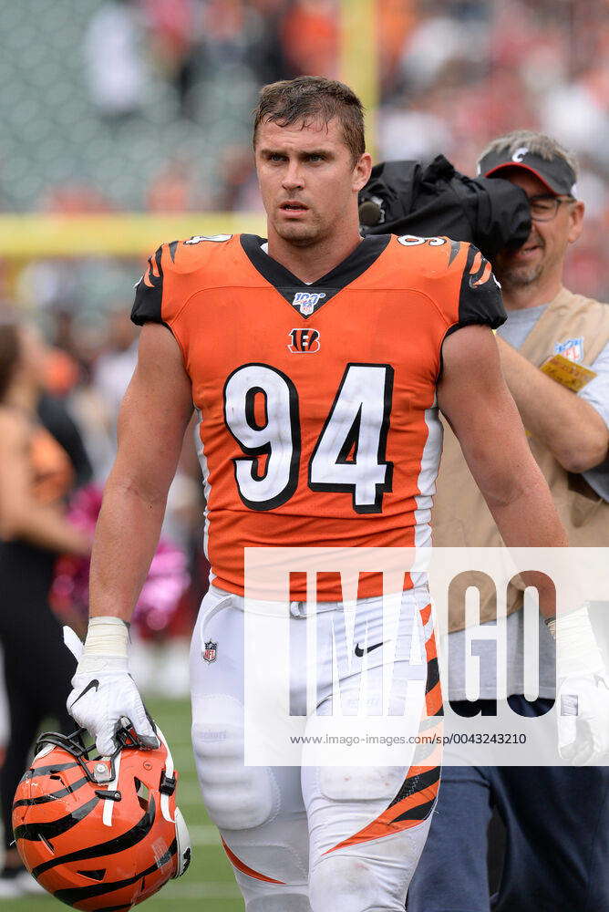 CINCINNATI, OH - OCTOBER 06: Cincinnati Bengals Defensive End Sam Hubbard ( 94) walks off the field