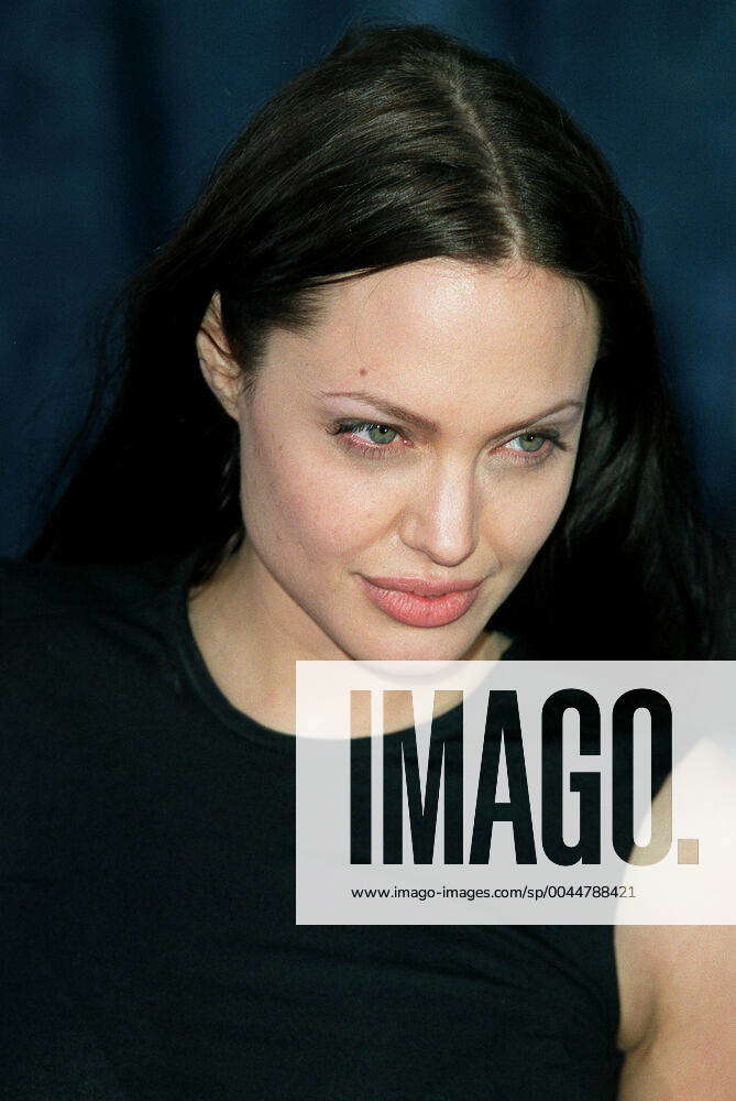 Lara Croft: Tomb Raider - Publicity still of Angelina Jolie