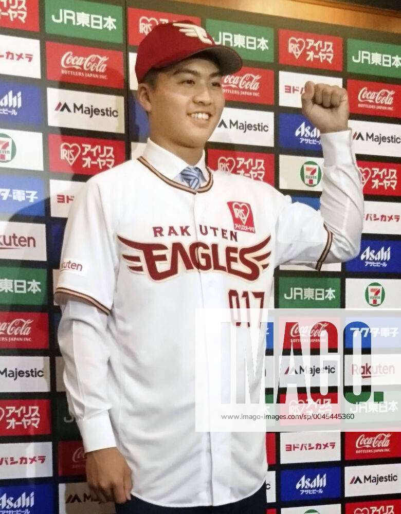 Baseball: Wang Yan-cheng Wang Yan-cheng poses for photos during a press  conference, PK