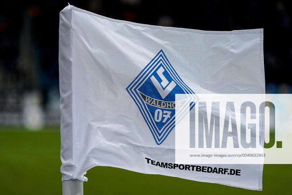 The corner flag with the logo of the SV Waldhof Mannheim blows in the ...