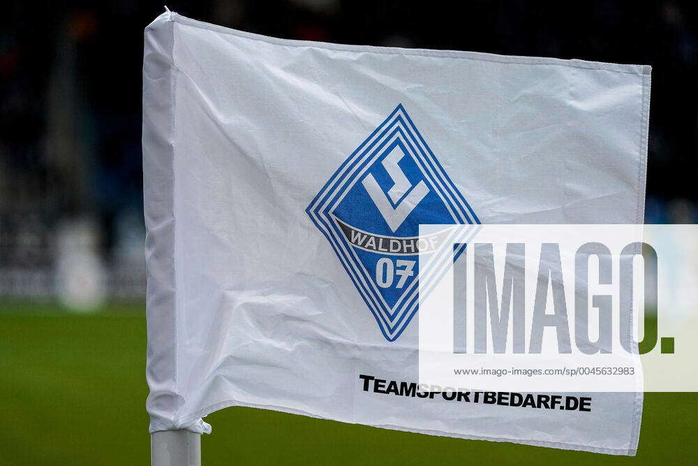 The corner flag with the logo of the SV Waldhof Mannheim blows in the ...