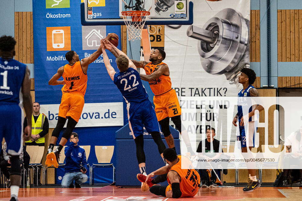 Rebound fight with Jaren Lewis 1, WiHa Panthers Schwenningen , Bjoern ...