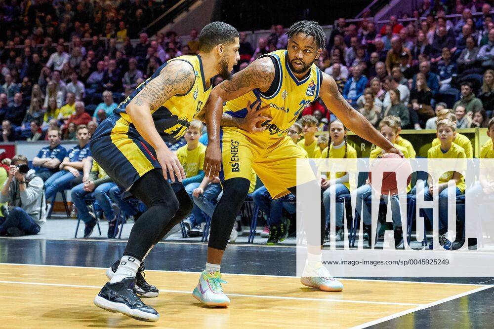 Trevor Releford Nr 3 Basketball Loewen Braunschweig versus Tyler Larson