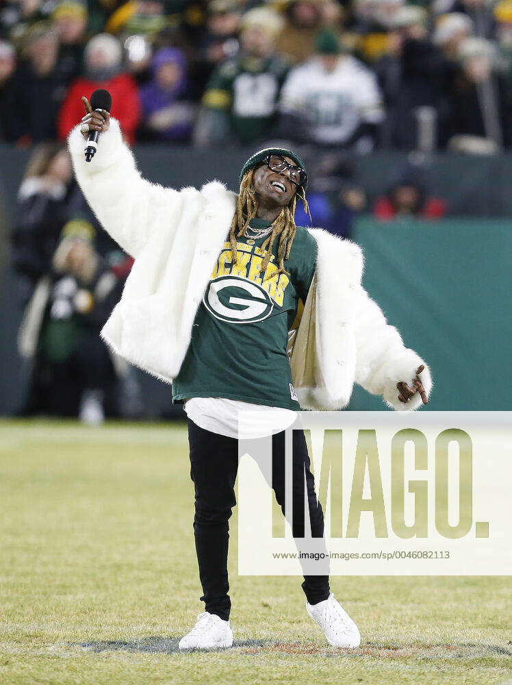 Rap star Lil Wayne entertains Green Bay Packers fans with a rendition of  Roll Out the