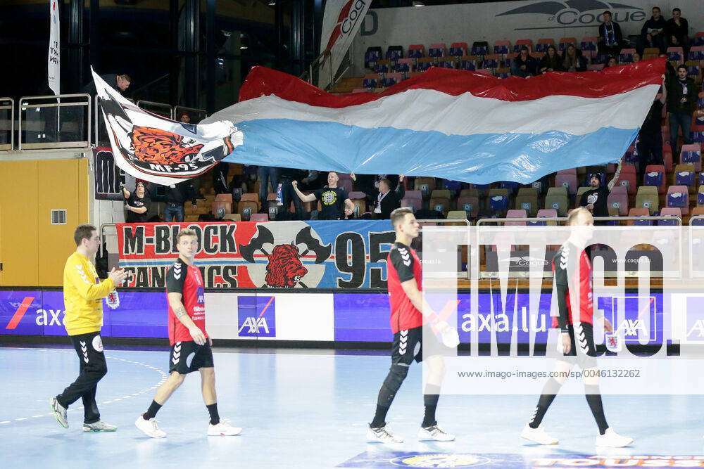 Choreo des M-Block, luxemburgische Fahne, Blockfahne Handball
