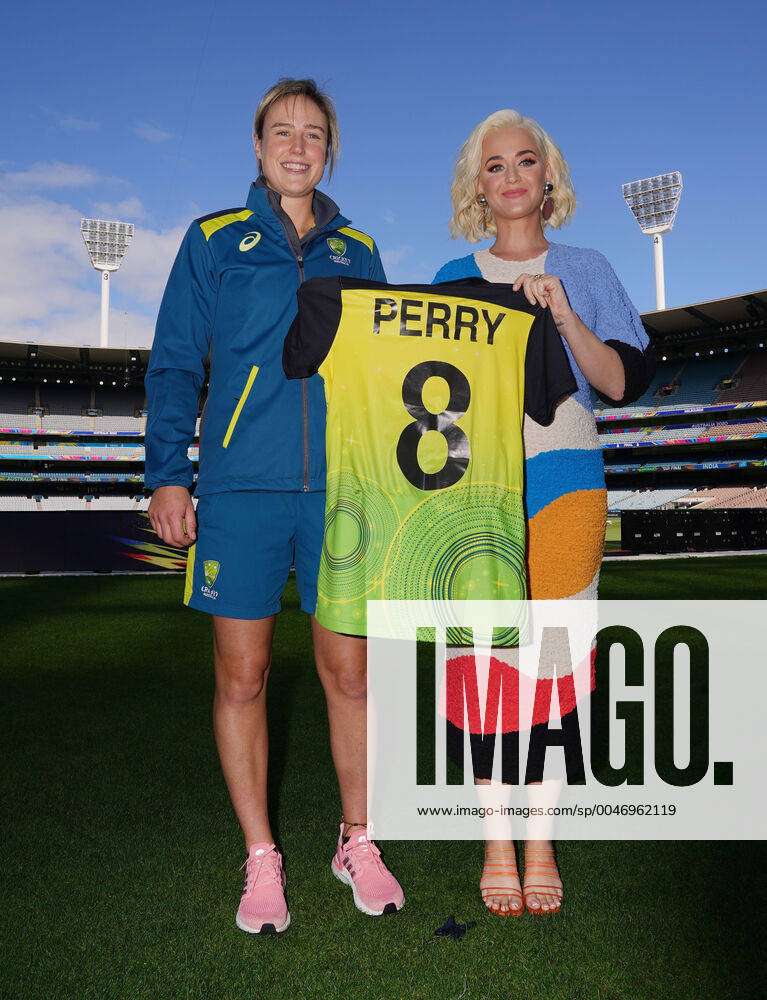KATY PERRY MCG, American singer Katy Perry poses with Ellyse Perry from ...