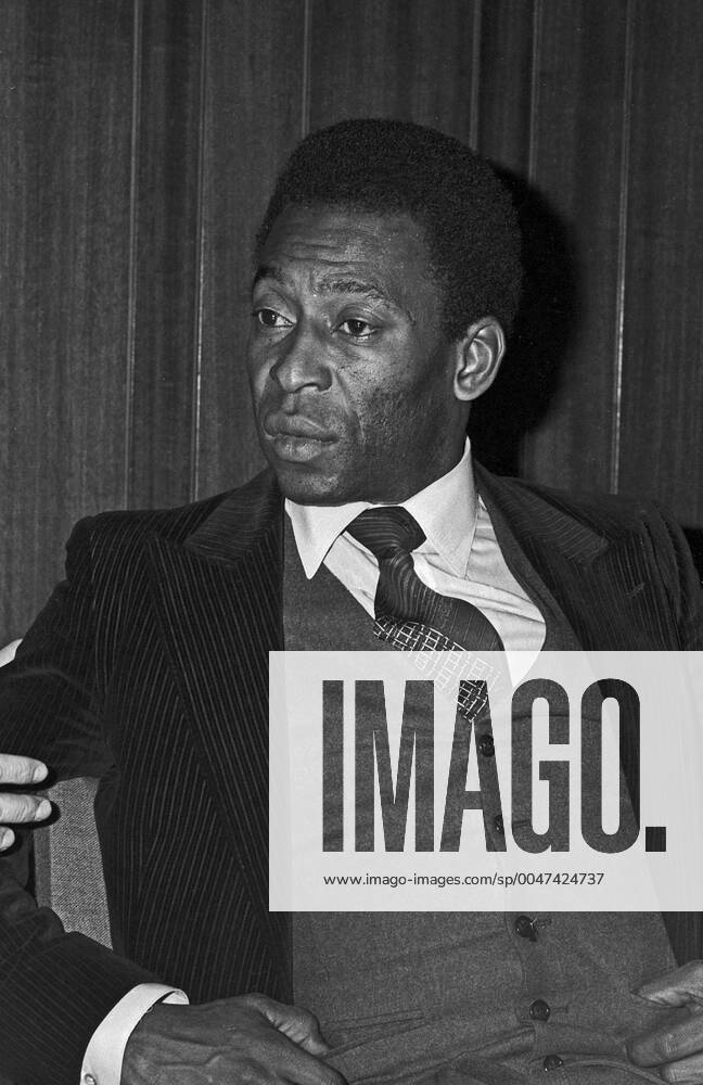 Pele Pele, brasilianischer Fußballspieler, bei einer Pressekonferenz ...