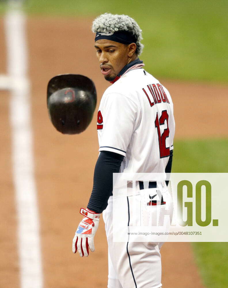 Francisco Lindor launches helmet, mobbed by teammates after inside