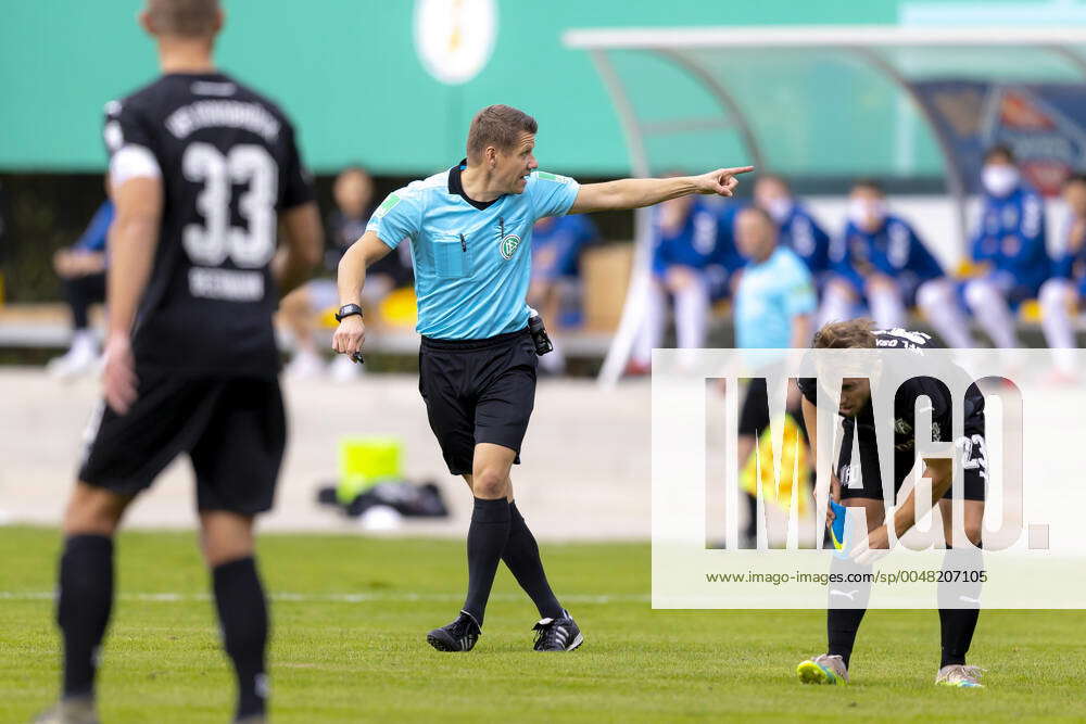 Referee Patrick Ittrich SV Todesfelde vs VfL Osnabrück, Soccer, DFB ...