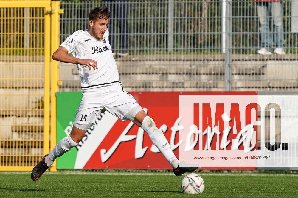 Felix Nolte Stadtallendorf, 14 , on the ball, clipping, whole body ...