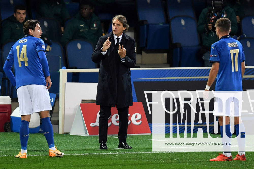 Roberto Mancini coach of Italy talks to Federico Chiesa and Ciro