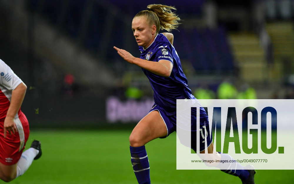 Sarah Wijnants (11) of Anderlecht pictured in a duel with Shari