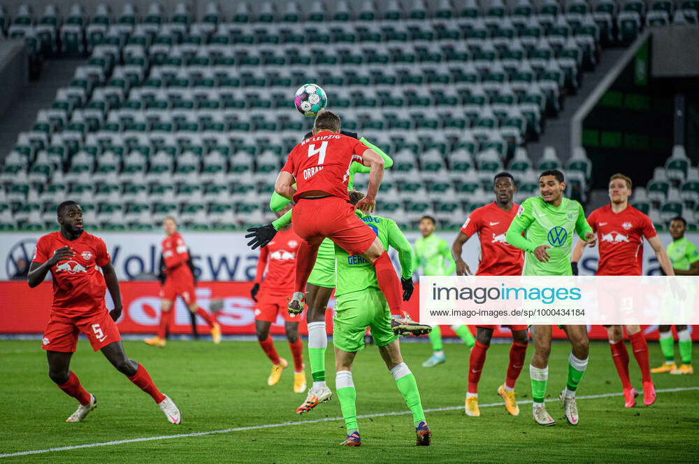 Leipzigs Willi Orban red against Wolfsburgs Yannick Gerhardt VfL