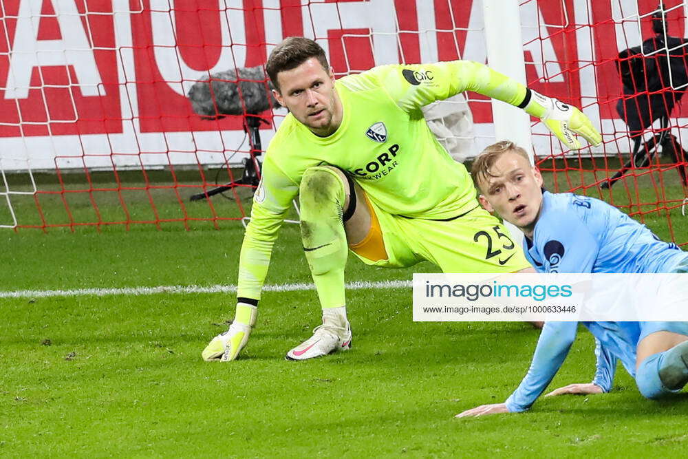Goalkeeper Patrick Drewes VfL Bochum, 25 and Saulo Decarli VfL Bochum ...