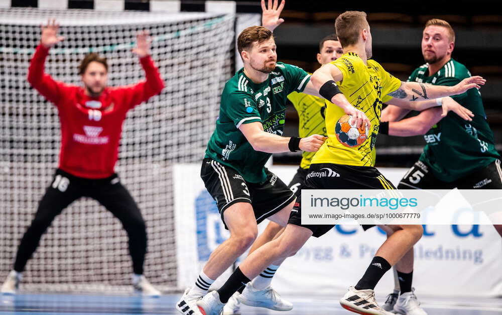 210207 Helsingborgs Jonatan Wilthorn försvarar under handbollsmatchen i ...