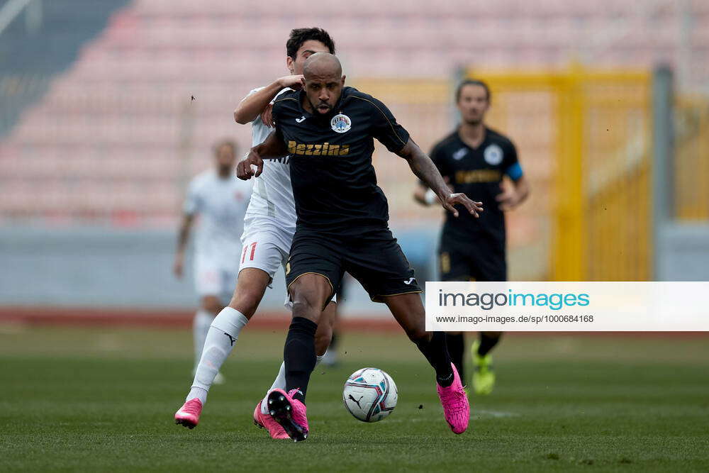 Shaun Dimech (L) of Valletta and Raphael Dos Anjos (R) of Hibernians
