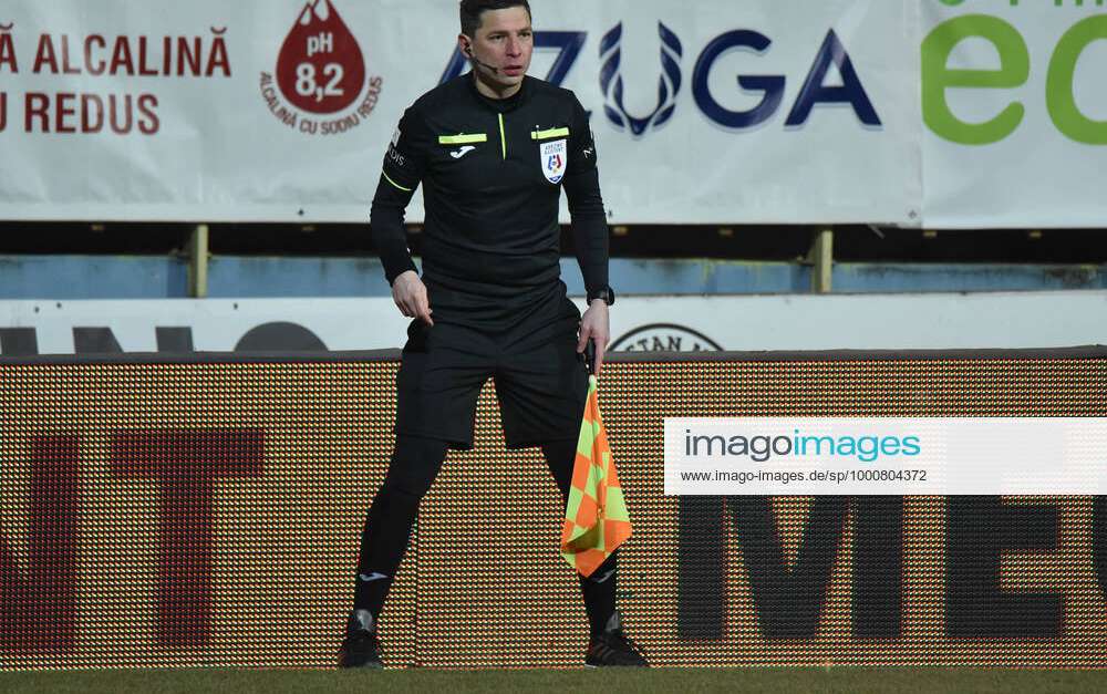 Assistant referee Ferencz Tunyogi in the football match between FC  Hermannstadt and FCSB, counting