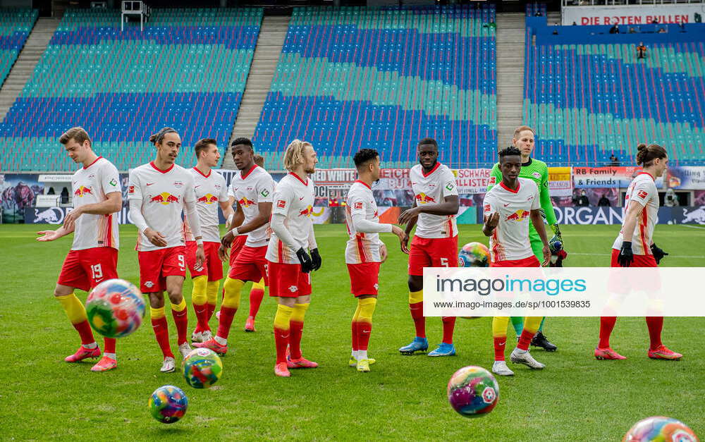 Leipzigs Spieler kommen zur Aktion Unser Ball ist bunt mit bunten ...