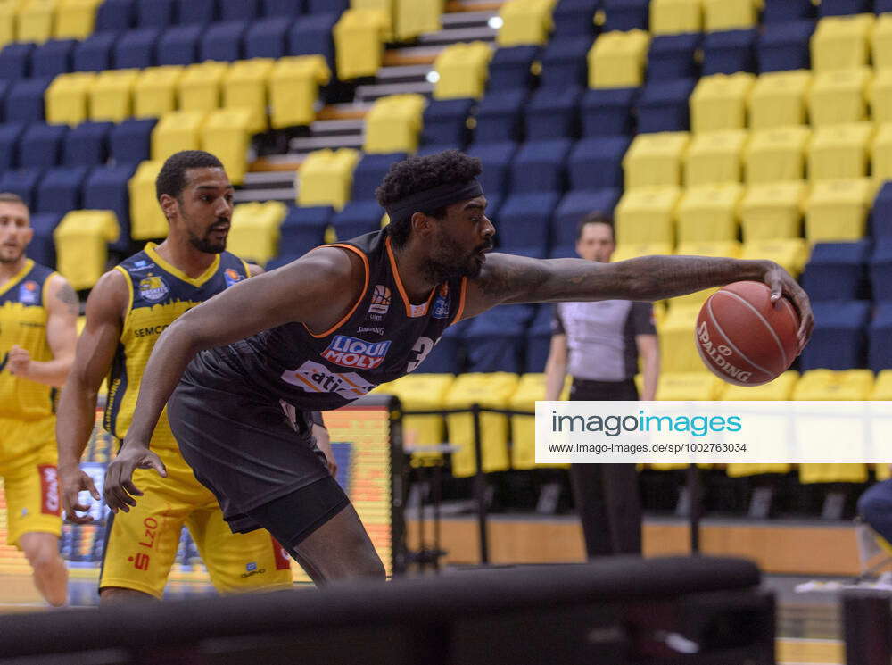 Aric HOLMAN (35 ratiopharm ulm) erwischt gerade noch den Ball bei der