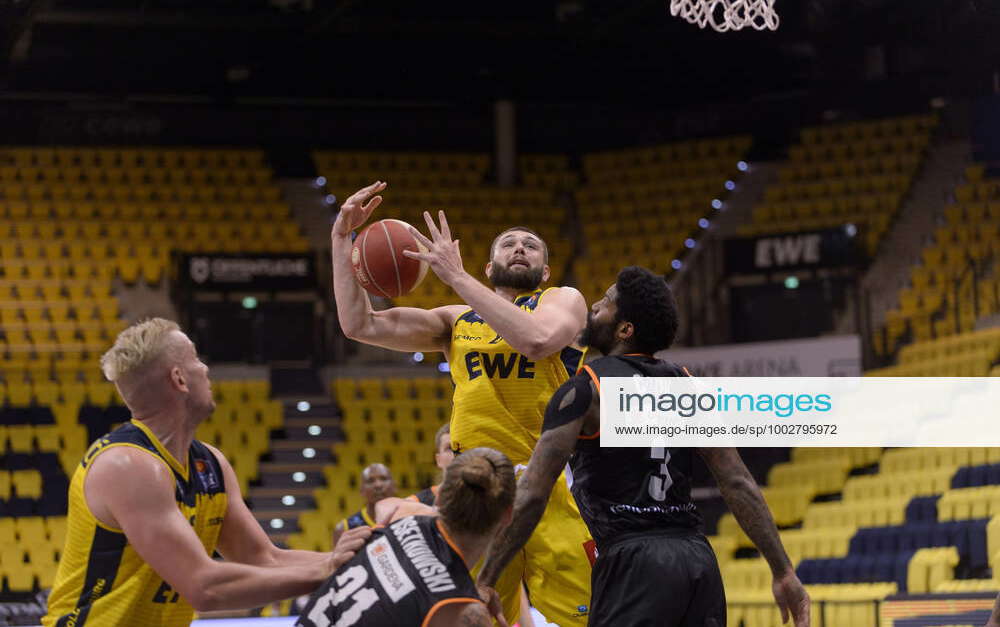 Nathan BOOTHE (45 EWE Baskets Oldenburg) schützt den Ball vor Cameron