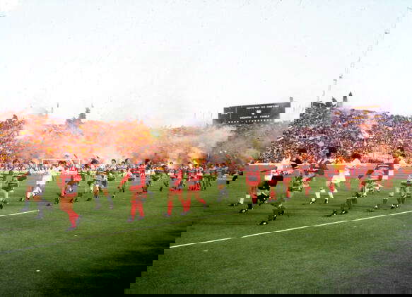 Finale Europapokal der der Landesmeister FC Liverpool - AS Rom 5:3 nach Elfmeterschießen am 30.05.1984 in Rom Einmarsch der Mannschaften vorne der FC Liverpool . Hinten bengalische Feuer , Pyrotechnik , fanatische Fans , Zuschauer *** Final European Cup of the national champions Liverpool FC AS Rome 5 3 after penalty shootout on 30 05 1984 in Rome Entry of the teams in front Liverpool FC Behind Bengal fire, pyrotechnics, fanatic fans, spectators HM