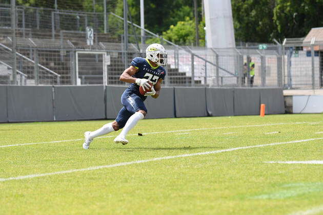 Stuttgart Surge defensive back Marcel Dabo and Berlin Thunder