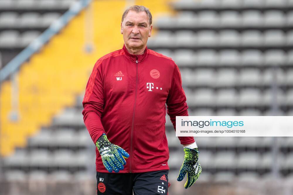 Goalkeeper coach Walter Junghans FC Bayern II FC Augsburg II vs