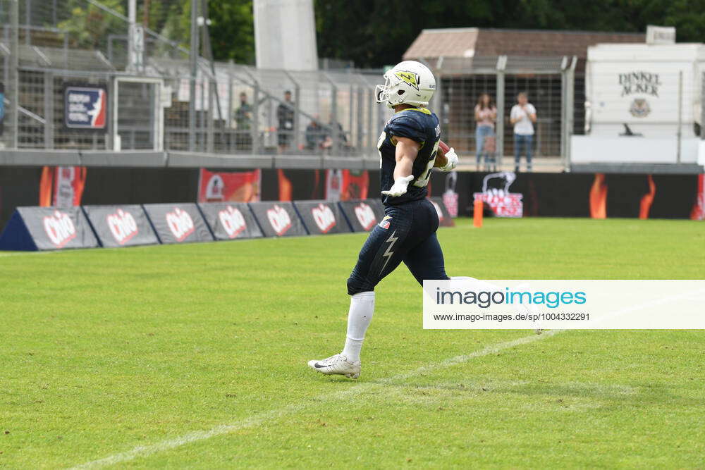 Stuttgart Surge defensive back Marcel Dabo and Berlin Thunder