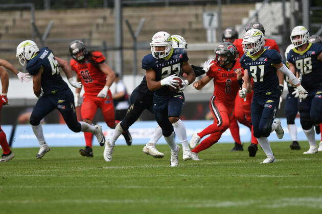 Stuttgart Surge defensive back Marcel Dabo and Berlin Thunder