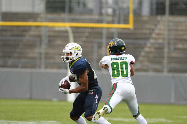 Stuttgart Surge defensive back Marcel Dabo and Berlin Thunder