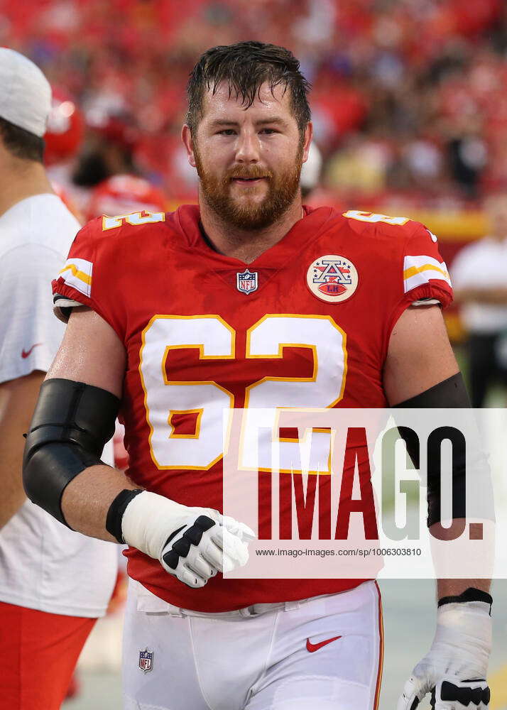 KANSAS CITY, MO - AUGUST 27: Kansas City Chiefs offensive guard Joe Thuney ( 62) on the sidelines