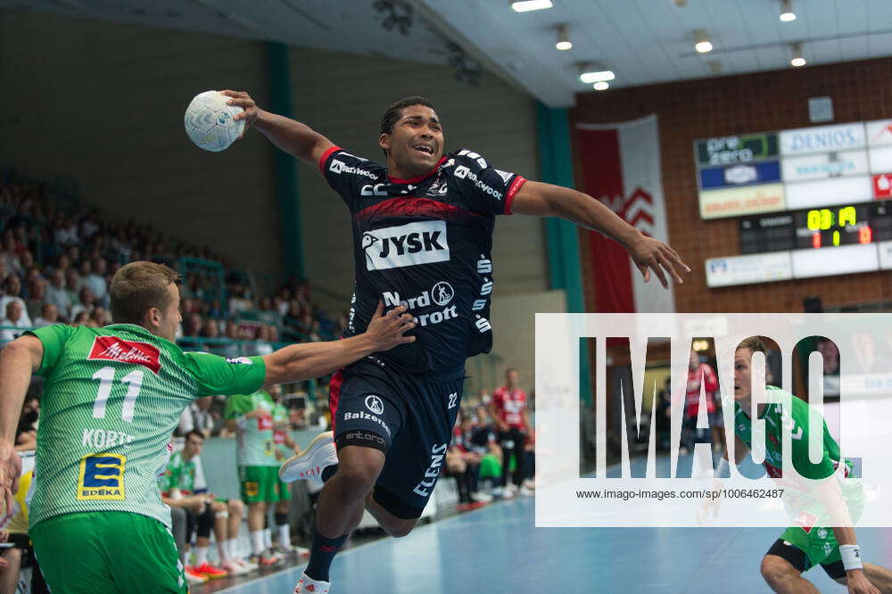 Mads Mensah Larsen (22 SG Flensburg-Handewitt) gegen Mats Korte (11 TSV GWD Minden) bei der Partie
