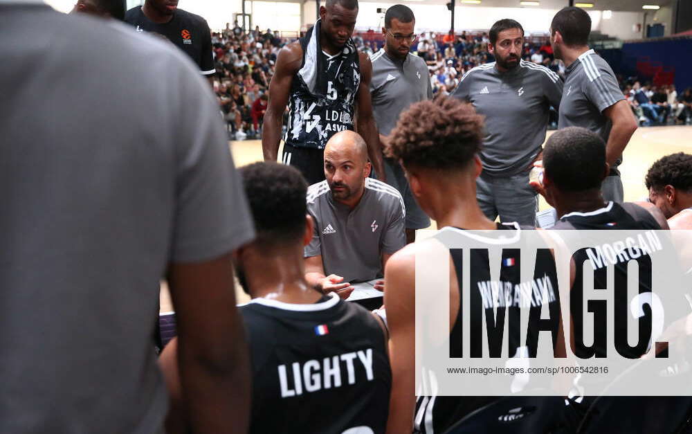 TJ Parker (Entraineur LDLC ASVEL Villeurbanne) pendant un temps mort BASKETBALL LDLC Asvel
