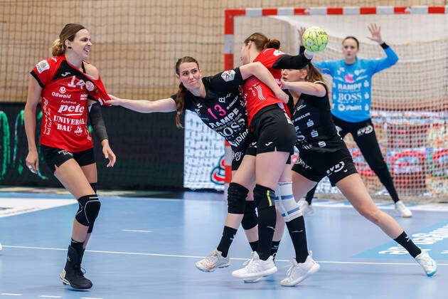 Jennifer Rode From left Anika Niederwieser Thueringer HC, 14, Maria Galic Thueringer ...