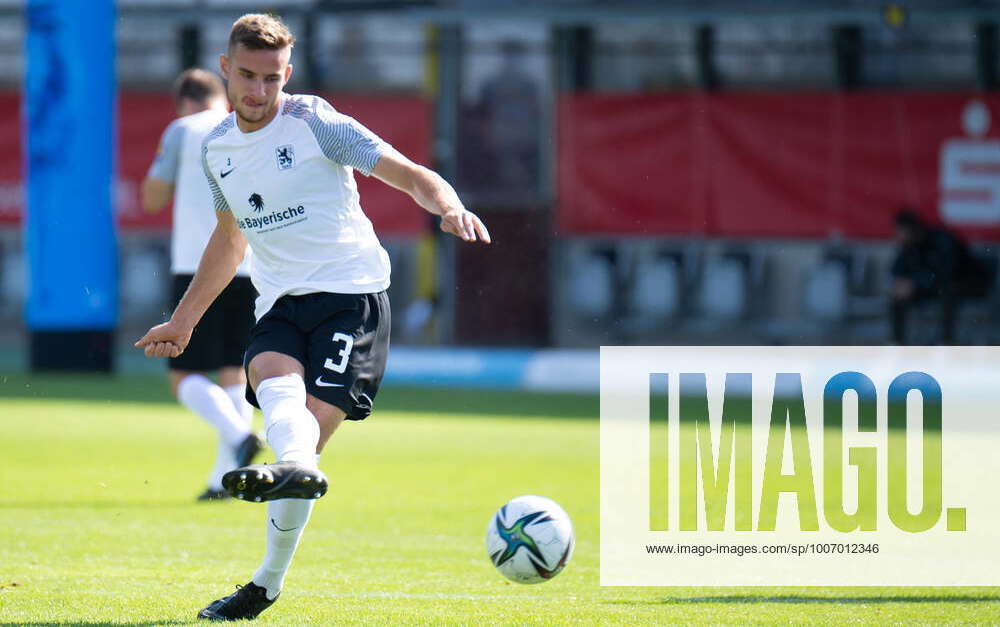 Niklas Lang 3 (TSV 1860 München) am Ball beim 3. Ligaspiel TSV 1860 München gegen FC Viktoria 1889 Niklas Lang 3 (TSV 1860 München) am Ball beim 3. Ligaspiel TSV 1860 München gegen FC Viktoria 1889